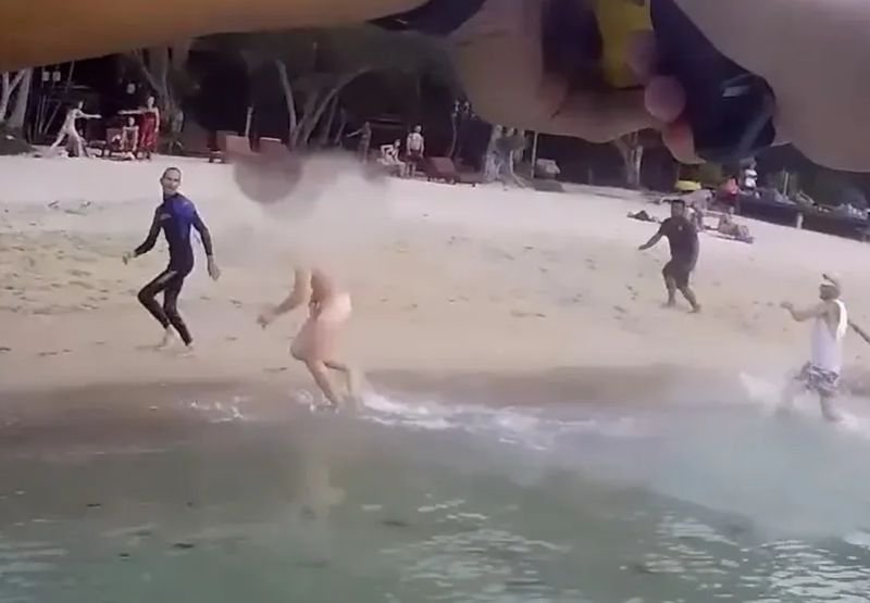 Ein deutscher Tourist wurde von der Polizei mit einem Elektroschocker außer Gefecht gesetzt, nachdem er auf der thailändischen Insel Koh Tao randaliert und dabei angeblich ein Handy, ein Motorrad und ein Kajak gestohlen hatte, bevor er versuchte, ins Meer zu fliehen. Beamte nahmen den Mann fest, nachdem sie ihn nackt am Chalok Beach angetroffen hatten. Er wurde später ins Krankenhaus gebracht, während die Polizei weiterhin den Anzeigen mehrerer Opfer nachgeht.