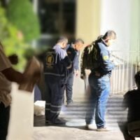 Ein 37-jähriger Niederländer, dessen Name nicht veröffentlicht wurde, ist am frühen Morgen des 14. März 2026 in einem Apartmentgebäude im Jomtien-Viertel von Pattaya tödlich verunglückt. Die Polizei hat Ermittlungen zur Unfallursache aufgenommen. Beamte der Polizeistation Pattaya wurden kurz nach Mitternacht über den tödlichen Sturz informiert. Die Behörden versuchen nun festzustellen, aus welchem Stockwerk der Mann stürzte.