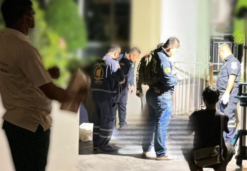 Ein 37-jähriger Niederländer, dessen Name nicht veröffentlicht wurde, ist am frühen Morgen des 14. März 2026 in einem Apartmentgebäude im Jomtien-Viertel von Pattaya tödlich verunglückt. Die Polizei hat Ermittlungen zur Unfallursache aufgenommen. Beamte der Polizeistation Pattaya wurden kurz nach Mitternacht über den tödlichen Sturz informiert. Die Behörden versuchen nun festzustellen, aus welchem Stockwerk der Mann stürzte.