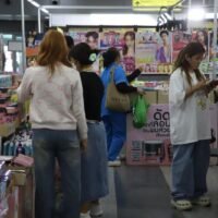 Der Verband der thailändischen Industrie (FTI) hat die Regierung aufgefordert, dringende Maßnahmen zu ergreifen, darunter eine mögliche Senkung der Verbrauchssteuer auf Kraftstoffe, um kleinen und mittleren Unternehmen (KMU) zu helfen, mit den steigenden Betriebskosten aufgrund der rasant steigenden globalen Rohölpreise zurechtzukommen.