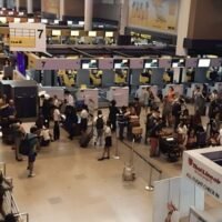 An allen thailändischen Flughäfen wurden strengere Kontrollen des Gepäcks der Passagiere eingeführt, um den Sicherheitsstandards und -anforderungen der Internationalen Zivilluftfahrt-Organisation (ICAO) zu entsprechen. Die thailändische Zivilluftfahrtbehörde (CAAT) hat daher diese Woche eine Mitteilung herausgegeben, in der sie alle Flugreisenden auffordert, sich auf strengere automatisierte Kontrollen ihres Gepäcks an den Kontrollpunkten einzustellen und sich darauf vorzubereiten.