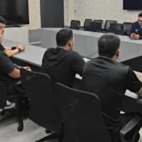 Die Polizei in Pattaya hat fünf Sicherheitsbeamte ausfindig gemacht, nachdem ein Video, das eine Gruppe beim Angriff auf einen Touristen in der Walking Street zeigt, weithin geteilt wurde. Der Vorfall hat online Kritik hervorgerufen und Besorgnis über die Tourismusbranche der Stadt ausgelöst.