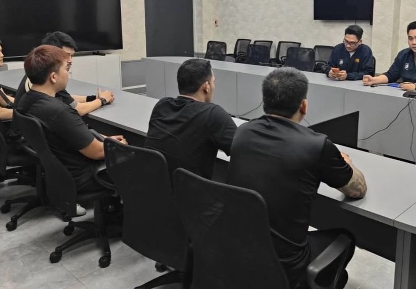 Die Polizei in Pattaya hat fünf Sicherheitsbeamte ausfindig gemacht, nachdem ein Video, das eine Gruppe beim Angriff auf einen Touristen in der Walking Street zeigt, weithin geteilt wurde. Der Vorfall hat online Kritik hervorgerufen und Besorgnis über die Tourismusbranche der Stadt ausgelöst.