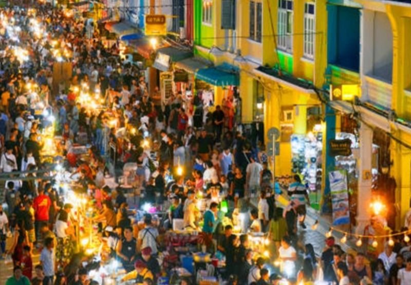 Ein Social-Media-Beitrag hat in Phuket eine Debatte ausgelöst, nachdem er Beschwerden von Hotel- und Restaurantangestellten über Touristen dreier Nationalitäten hervorgehoben hatte. Sofort wurde die Aufmerksamkeit auf angeblich problematisches Verhalten im Gastgewerbe der Provinz gelenkt.