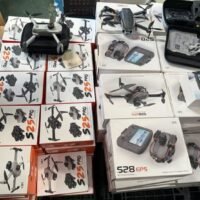 Cyberpolizei und Aufsichtsbehörden haben am 26. März bei koordinierten Razzien in zwei Lagerhallen im Bangkoker Stadtteil Lat Krabang mehr als 2.500 illegal importierte Drohnen im Wert von über 5 Millionen Baht beschlagnahmt. Die Operation, die mittags unter dem Codenamen „Vorgehen gegen Drohnen-Straftäter“ begann, richtete sich gegen den mutmaßlichen Online-Verkauf nicht lizenzierter unbemannter Fluggeräte. Die Behörden gaben an, mit dem Vorgehen potenzielle Gefahren für die nationale Sicherheit und die öffentliche Ordnung abzuwenden.