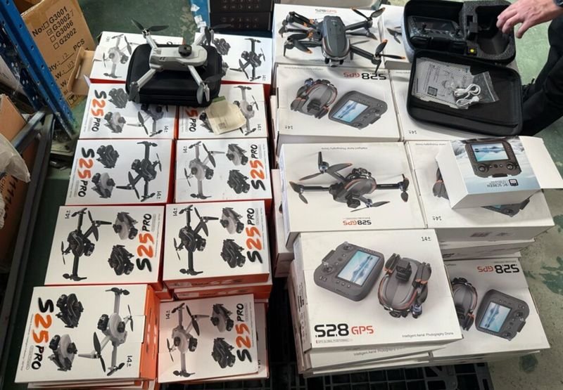 Cyberpolizei und Aufsichtsbehörden haben am 26. März bei koordinierten Razzien in zwei Lagerhallen im Bangkoker Stadtteil Lat Krabang mehr als 2.500 illegal importierte Drohnen im Wert von über 5 Millionen Baht beschlagnahmt. Die Operation, die mittags unter dem Codenamen „Vorgehen gegen Drohnen-Straftäter“ begann, richtete sich gegen den mutmaßlichen Online-Verkauf nicht lizenzierter unbemannter Fluggeräte. Die Behörden gaben an, mit dem Vorgehen potenzielle Gefahren für die nationale Sicherheit und die öffentliche Ordnung abzuwenden.