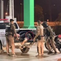 Die Ehefrau und Angehörigen des 42-jährigen Theeramit Thapthong fordern Gerechtigkeit, nachdem er angeblich in Handschellen gelegt und zu einer Polizeiwache statt ins Krankenhaus gebracht wurde, obwohl er einen schweren Schlaganfall erlitten hatte. Der Vorfall ereignete sich am 1. März 2025 vor einer PT-Tankstelle im Bezirk Bang Pahan, Provinz Phra Nakhon Si, Ayutthaya. Ärzte gaben später an, er sei zu spät mit einem geplatzten Hirngefäß eingetroffen und befinde sich weiterhin bewusstlos im Krankenhaus. Den Angehörigen wurde geraten, sich auf das Schlimmste vorzubereiten.