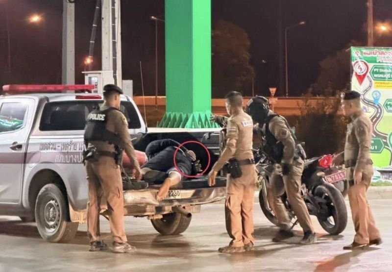 Die Ehefrau und Angehörigen des 42-jährigen Theeramit Thapthong fordern Gerechtigkeit, nachdem er angeblich in Handschellen gelegt und zu einer Polizeiwache statt ins Krankenhaus gebracht wurde, obwohl er einen schweren Schlaganfall erlitten hatte. Der Vorfall ereignete sich am 1. März 2025 vor einer PT-Tankstelle im Bezirk Bang Pahan, Provinz Phra Nakhon Si, Ayutthaya. Ärzte gaben später an, er sei zu spät mit einem geplatzten Hirngefäß eingetroffen und befinde sich weiterhin bewusstlos im Krankenhaus. Den Angehörigen wurde geraten, sich auf das Schlimmste vorzubereiten.