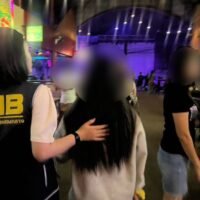 Beamte der Abteilung zur Bekämpfung des Menschenhandels (ATPD) und der Polizeistation Mueang Udon Thani führten eine Razzia in einer Bar in der Samphanmit Road (bekannt als Farang Soi) im Unterbezirk Mak Khaeng durch. Die Aktion erfolgte aufgrund von Hinweisen darauf, dass in dem Lokal Mädchen unter 18 Jahren beschäftigt waren, um mit männlichen Gästen zusammenzusitzen und ihnen Alkohol zu servieren.