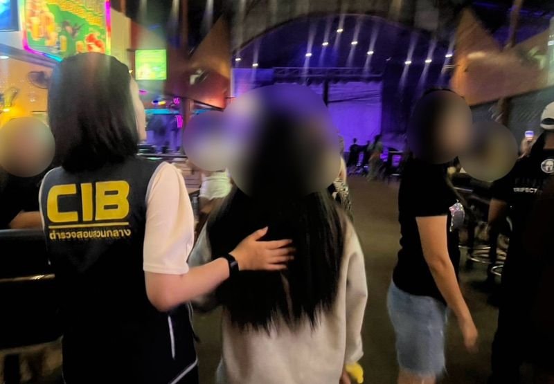 Beamte der Abteilung zur Bekämpfung des Menschenhandels (ATPD) und der Polizeistation Mueang Udon Thani führten eine Razzia in einer Bar in der Samphanmit Road (bekannt als Farang Soi) im Unterbezirk Mak Khaeng durch. Die Aktion erfolgte aufgrund von Hinweisen darauf, dass in dem Lokal Mädchen unter 18 Jahren beschäftigt waren, um mit männlichen Gästen zusammenzusitzen und ihnen Alkohol zu servieren.