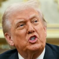 US-Präsident Donald Trump drohte am Dienstag damit, alle Handelsbeziehungen mit Spanien abzubrechen, nachdem dieses sich geweigert hatte, US-Flugzeugen die Nutzung seiner Stützpunkte für Angriffe auf den Iran zu gestatten. Gleichzeitig griff er Großbritannien scharf an, weil es nicht stärker kooperiere.