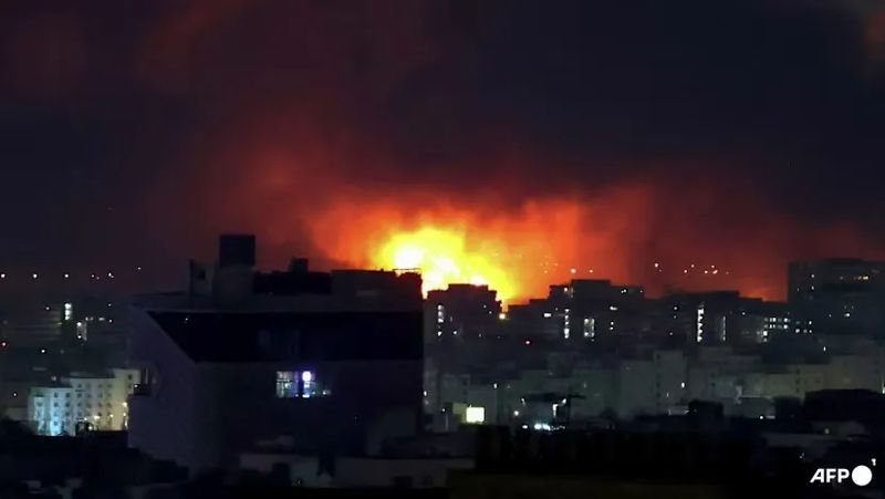 Von den bisher aus Ländern des Nahen Ostens evakuierten 215 Thailändern verließen 62 Personen am Morgen des 7. März die iranische Hauptstadt Teheran und werden voraussichtlich noch heute in der Türkei eintreffen, berichteten PPTVHD36 und Amarin TV.