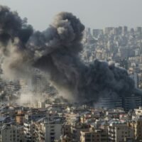 Die Vereinigten Staaten gaben am Dienstag bekannt, dass sie iranische Schiffe angreifen, die in der Lage sind, die strategisch wichtige Straße von Hormus zu verminen, und drohten mit einer Eskalation, sollte Teheran weitermachen, während der Krieg im Nahen Osten die globalen Ölmärkte schwer beeinträchtigt.