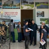 Die Behörden haben in Pattaya eine gemeinsame Razzia mehrerer Institutionen gegen illegale Strohmann-Unternehmen durchgeführt. Dies führte zur sofortigen Schließung von vier Reiseveranstaltern und dem Entzug ihrer Lizenzen. Betroffen waren die Firmen Aletia Tours Co., Ltd., Yor Indo-Thai Group Company Limited, YJH Co., Ltd. und Di V-Ext Co., Ltd. Im Zuge der Operation wurde außerdem ein thailändischer Staatsbürger aufgedeckt, der im Verdacht steht, Anteile an über 100 Unternehmen im Auftrag ausländischer Interessen zu halten.