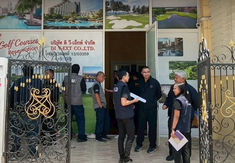 Die Behörden haben in Pattaya eine gemeinsame Razzia mehrerer Institutionen gegen illegale Strohmann-Unternehmen durchgeführt. Dies führte zur sofortigen Schließung von vier Reiseveranstaltern und dem Entzug ihrer Lizenzen. Betroffen waren die Firmen Aletia Tours Co., Ltd., Yor Indo-Thai Group Company Limited, YJH Co., Ltd. und Di V-Ext Co., Ltd. Im Zuge der Operation wurde außerdem ein thailändischer Staatsbürger aufgedeckt, der im Verdacht steht, Anteile an über 100 Unternehmen im Auftrag ausländischer Interessen zu halten.