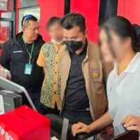 Ein Russe wurde am Donnerstag festgenommen, weil er angeblich ein Hotel mit 83 Zimmern ohne Lizenz am Patong Beach in Phuket betrieb. Die Festnahme erfolgte, nachdem Beamte das Anwesen an der Phangmuang Sai Kor Road inspizierten und den Betrieb über einen thailändischen Strohmann aufdeckten. Diese Maßnahme ist Teil der Bemühungen, illegale ausländische Unternehmen einzudämmen und den lokalen Tourismus zu schützen.