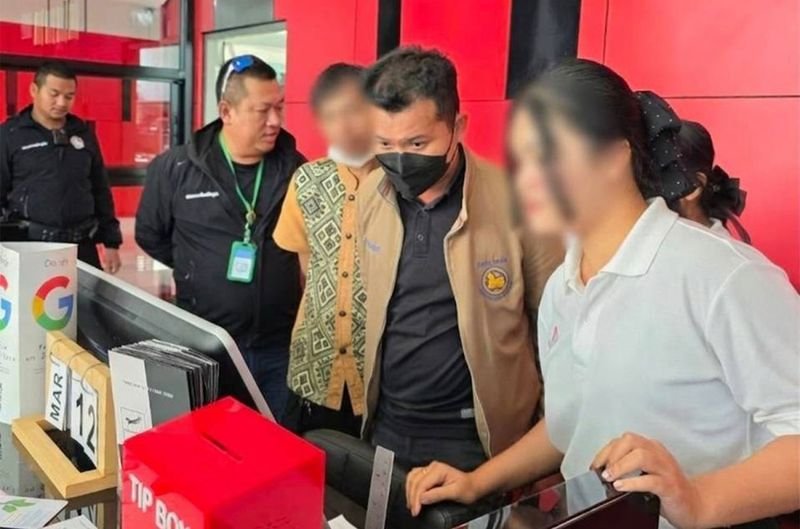 Ein Russe wurde am Donnerstag festgenommen, weil er angeblich ein Hotel mit 83 Zimmern ohne Lizenz am Patong Beach in Phuket betrieb. Die Festnahme erfolgte, nachdem Beamte das Anwesen an der Phangmuang Sai Kor Road inspizierten und den Betrieb über einen thailändischen Strohmann aufdeckten. Diese Maßnahme ist Teil der Bemühungen, illegale ausländische Unternehmen einzudämmen und den lokalen Tourismus zu schützen.