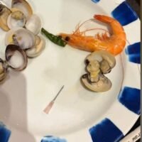Eine Familie, die in Phuket Urlaub machte, sorgte am 17. März für Aufsehen, nachdem sie angeblich eine gebrauchte Spritze auf einem Teller in einem All-you-can-eat-Meeresfrüchtebuffet gefunden hatte. Der Vorfall erregte Aufmerksamkeit durch einen Facebook-Beitrag von Huang Xiaoting in der Gruppe „流浪曼谷60天(公開社團)“, der Bedenken hinsichtlich der Lebensmittelsicherheit auslöste. Die Familie, die sich zu einer Geburtstagsfeier in Thailand aufhielt, entdeckte die Spritze nach dem Essen.