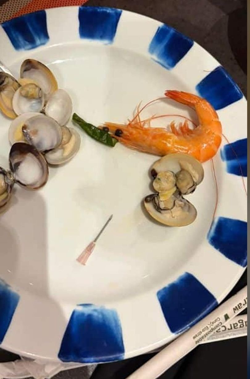 Eine Familie, die in Phuket Urlaub machte, sorgte am 17. März für Aufsehen, nachdem sie angeblich eine gebrauchte Spritze auf einem Teller in einem All-you-can-eat-Meeresfrüchtebuffet gefunden hatte. Der Vorfall erregte Aufmerksamkeit durch einen Facebook-Beitrag von Huang Xiaoting in der Gruppe „流浪曼谷60天(公開社團)“, der Bedenken hinsichtlich der Lebensmittelsicherheit auslöste. Die Familie, die sich zu einer Geburtstagsfeier in Thailand aufhielt, entdeckte die Spritze nach dem Essen.