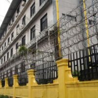 Sie kommen in der Abenddämmerung zu dem Imbissstand, den Chen mit seinem Bruder in Phnom Penh betreibt. Chen liefert auch Essen aus, und trotz der jüngsten Razzien gegen Betrugsermittler verschickt er immer noch Plastiktüten mit Schweinefleisch und Reis an seine Stammkunden in dem Hochhaus am Ende der Straße, wo nachts die Lichter brennen.