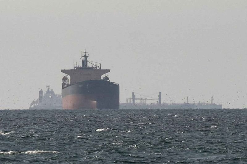 Der Krieg zwischen den Vereinigten Staaten, Israel und dem Iran hat Auswirkungen auf die globalen Märkte. Thailändische Exporteure berichten von gestörten Handelsströmen und gestiegenen Treibstoff- und Transportkosten. Der Konflikt hat zu Schwankungen bei den globalen Ölpreisen geführt und den Zugang zur Straße von Hormuz, einem kritischen maritimen Engpass für Energietransporte, eingeschränkt.
