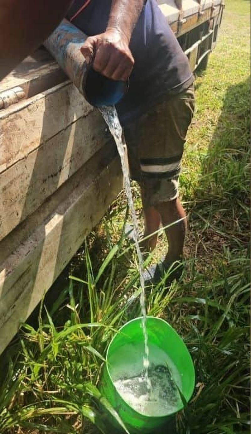 Ein Mann in Phetchabun, Thailand, warnte Käufer vor einem ähnlichen Vorfall: Er hatte vermeintliches Benzin gekauft, erhielt aber stattdessen Wasser. Amnat Thueansantier schilderte den Vorfall auf Facebook und veröffentlichte Videos, die seine Angestellten beim Abpumpen von Wasser aus einem Brunnenbohrmotor zeigen. Nachdem er während einer Treibstoffknappheit 40.000 Baht für das vermeintliche Benzin bezahlt hatte, bemerkte er den Irrtum, als der Motor nicht ansprang.