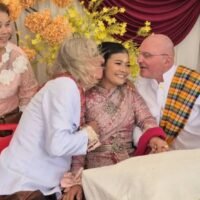 Eine 37-jährige Thailänderin hat großes Aufsehen erregt, nachdem sie in einer einzigen Zeremonie im Bezirk Prakhon Chai der Provinz Buriram zwei Österreicher geheiratet hat. Duangduan Ketsaro, auch bekannt als Gig, gab Roman, einem pensionierten österreichischen Polizisten, und Macky, der derzeit im österreichischen Polizeidienst ist, das Ja-Wort. Das Trio erklärte, sie hätten beschlossen, gemeinsam ein Leben aufzubauen, nachdem sich beide Männer in sie verliebt hatten.