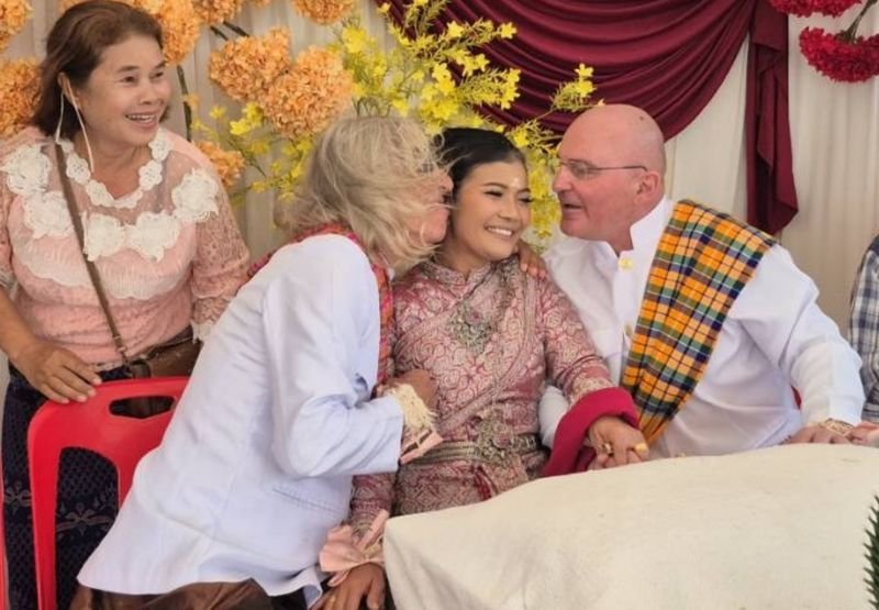 Eine 37-jährige Thailänderin hat großes Aufsehen erregt, nachdem sie in einer einzigen Zeremonie im Bezirk Prakhon Chai der Provinz Buriram zwei Österreicher geheiratet hat. Duangduan Ketsaro, auch bekannt als Gig, gab Roman, einem pensionierten österreichischen Polizisten, und Macky, der derzeit im österreichischen Polizeidienst ist, das Ja-Wort. Das Trio erklärte, sie hätten beschlossen, gemeinsam ein Leben aufzubauen, nachdem sich beide Männer in sie verliebt hatten.