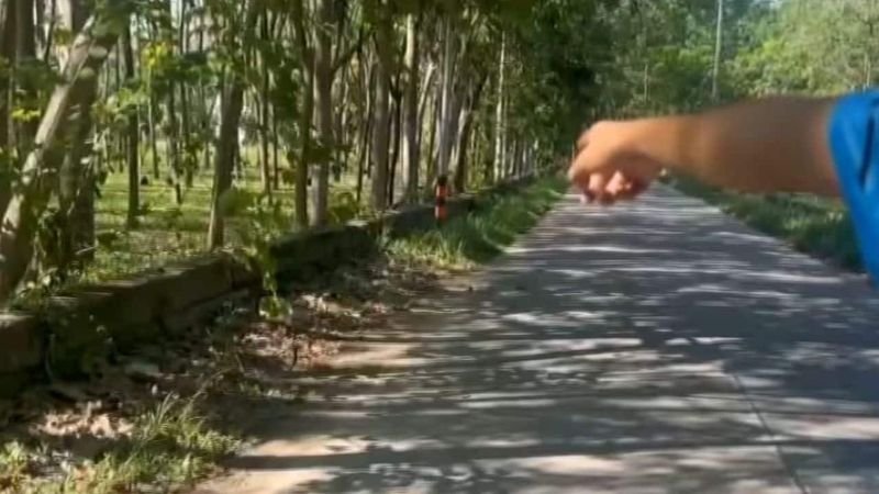 Eine Frau in Thailand wird aufgefordert, sich zu entschuldigen, nachdem sie sich am 28. Februar im Bezirk Ban Khai in Rayong vor zwei 15-jährigen Jungen entblößt haben soll. Der Vorfall ereignete sich gegen 1 Uhr nachts, als die Frau, vermutlich um die 40 Jahre alt, die Jungen zu einer Motorradfahrt einlud und sie anschließend in der Nähe einer Kautschukplantage belästigte. Ein Anwohner schritt ein und half den Jugendlichen, sicher nach Hause zurückzukehren.