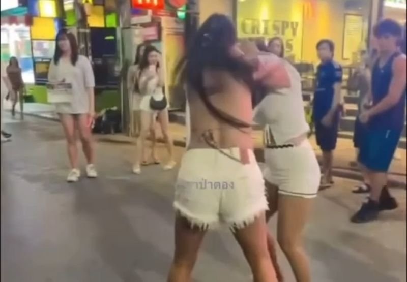 Zwei Thailänderinnen gerieten am späten Abend des 15. März 2026 mitten auf der Bangla Road in Patong, Phuket, in Streit. Auslöser war offenbar ein Streit um die Gunst der Touristen. Die Auseinandersetzung fand vor den Augen zahlreicher schockierter Besucher statt und wurde von einem Touristen mit dem Handy gefilmt.