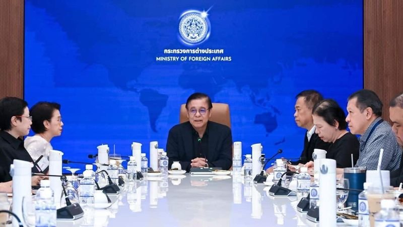 Thailand bereitet sich darauf vor, seinen Staatsangehörigen aus dem Nahen Osten zu helfen und sie zu evakuieren, da die Spannungen nach einer gemeinsamen Operation der Vereinigten Staaten und Israels gegen den Iran am 28. Februar eskaliert sind. Die Auswirkungen auf die Sicherheit und die öffentliche Ordnung werden überwacht, das thailändische Außenministerium bewertet die Risiken und bereitet Unterstützungsmaßnahmen vor.