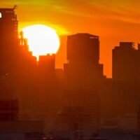 Thailand droht eine Hitzewelle. Der Wetterdienst warnt vor extremen Hitzezonen und vereinzelten Gewittern. Laut dem thailändischen Wetterdienst sorgt ein Hitzetief in Nordthailand für heiße bis sehr heiße Bedingungen. Örtlich treten Dunst und vereinzelt Gewitter mit stürmischen Winden auf. Die Bevölkerung wird zu besonderer Vorsicht und zur Beobachtung von Unwettern aufgerufen.