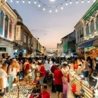 Thailand verzeichnete laut Angaben des Ministeriums für Tourismus und Sport im Zeitraum vom 1. Januar bis 11. März 2026 einen Rückgang der internationalen Touristenankünfte um 4,40 % im Vergleich zum Vorjahreszeitraum. Trotz geopolitischer Spannungen im Nahen Osten blieb der Reiseverkehr bis Anfang März stabil, was Thailands Widerstandsfähigkeit als beliebtes Reiseziel unterstreicht.