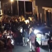 Ein Video, das eine gewalttätige Auseinandersetzung zwischen thailändischen Männern und Transfrauen zeigt, die einen ausländischen Touristen auf der Walking Street in Pattaya angriffen, hat online breite Kritik ausgelöst. Der Vorfall ereignete sich Berichten zufolge am 7. März 2026 gegen 5:00 Uhr auf der Walking Street in Süd-Pattaya, Chon Buri.