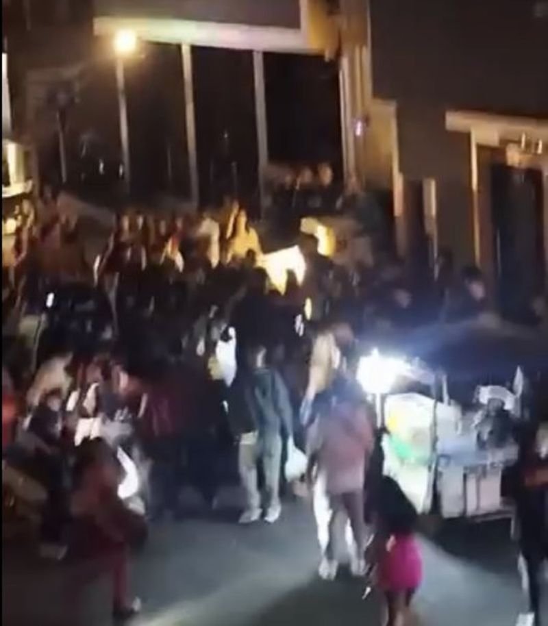 Ein Video, das eine gewalttätige Auseinandersetzung zwischen thailändischen Männern und Transfrauen zeigt, die einen ausländischen Touristen auf der Walking Street in Pattaya angriffen, hat online breite Kritik ausgelöst. Der Vorfall ereignete sich Berichten zufolge am 7. März 2026 gegen 5:00 Uhr auf der Walking Street in Süd-Pattaya, Chon Buri.