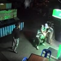 In den frühen Morgenstunden des 19. März 2026 wurde ein ausländischer Tourist an einem Geldautomaten in Patong, Phuket, bedroht, körperlich angegriffen und ausgeraubt. Der Vorfall, der von Überwachungskameras aufgezeichnet und online weit verbreitet wurde, hat Besorgnis über die Sicherheit in einem der belebtesten Ausgehviertel Thailands ausgelöst.