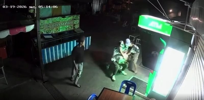 In den frühen Morgenstunden des 19. März 2026 wurde ein ausländischer Tourist an einem Geldautomaten in Patong, Phuket, bedroht, körperlich angegriffen und ausgeraubt. Der Vorfall, der von Überwachungskameras aufgezeichnet und online weit verbreitet wurde, hat Besorgnis über die Sicherheit in einem der belebtesten Ausgehviertel Thailands ausgelöst.