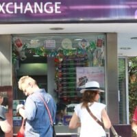 Laut dem Kasikorn Research Center (K-Research) wird erwartet, dass der Baht auf 34-35 zum US-Dollar abwertet, wenn der Nahostkonflikt zwei Monate andauert und die Ölpreise dadurch über 100 US-Dollar pro Barrel steigen.