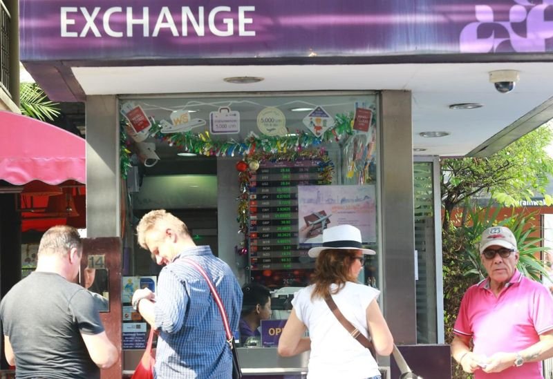 Laut dem Kasikorn Research Center (K-Research) wird erwartet, dass der Baht auf 34-35 zum US-Dollar abwertet, wenn der Nahostkonflikt zwei Monate andauert und die Ölpreise dadurch über 100 US-Dollar pro Barrel steigen.