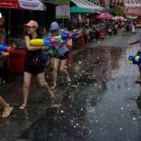 Thailands Tourismussektor steht vor dem Songkran-Festival 2026 unter zunehmendem Druck, da steigende Treibstoffpreise und Versorgungssorgen die Reiselust stark belasten.