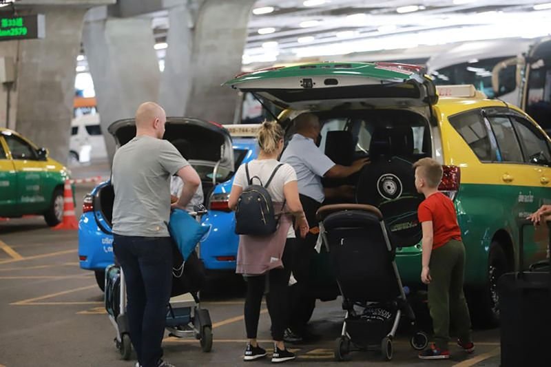 Aufgrund einer Treibstoffknappheit kommt es am Flughafen Suvarnabhumi zu erheblichen Störungen im Taxigewerbe. Große SUV-Taxis stellen ihren Betrieb nach und nach ein, und von einer Flotte von schätzungsweise über 5.000 Fahrzeugen sind derzeit nur noch etwa 2.500 im Einsatz, so die Betreiber.