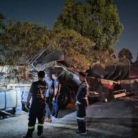 Am Abend des 4. März 2026 ereignete sich in Si Racha, Chonburi, eine gewaltige Explosion auf einem Lkw-Parkplatz. Ein 36-jähriger Arbeiter kam dabei ums Leben. Die Detonation ereignete sich gegen 20:00 Uhr in Dorf 1, Unterbezirk Nong Kham, als ein fast leerer 50.000-Liter-Tankwagen explodierte. Das Opfer, Herr Narong aus der Provinz Chainat, war zum Zeitpunkt der Explosion gerade am Ort des Geschehens vorbeigegangen.