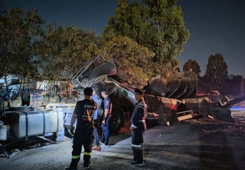 Am Abend des 4. März 2026 ereignete sich in Si Racha, Chonburi, eine gewaltige Explosion auf einem Lkw-Parkplatz. Ein 36-jähriger Arbeiter kam dabei ums Leben. Die Detonation ereignete sich gegen 20:00 Uhr in Dorf 1, Unterbezirk Nong Kham, als ein fast leerer 50.000-Liter-Tankwagen explodierte. Das Opfer, Herr Narong aus der Provinz Chainat, war zum Zeitpunkt der Explosion gerade am Ort des Geschehens vorbeigegangen.