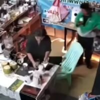 Ein thailändischer Lieferfahrer wird beschuldigt, in Bangkok heimlich unter den Rock einer Verkäuferin gefilmt zu haben, während er auf eine Bestellung wartete. Die Verkäuferin teilte das Video des Vorfalls vom 7. März in den sozialen Medien und hob das Verhalten des Fahrers in einer grünen Jacke hervor, der angeblich unangemessene Fotos gemacht hatte. Der Vorfall löste online Empörung aus, und es wird gefordert, dass die Verkäuferin den Vorfall den Behörden meldet.