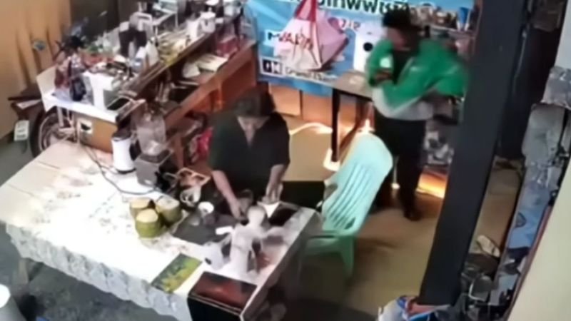 Ein thailändischer Lieferfahrer wird beschuldigt, in Bangkok heimlich unter den Rock einer Verkäuferin gefilmt zu haben, während er auf eine Bestellung wartete. Die Verkäuferin teilte das Video des Vorfalls vom 7. März in den sozialen Medien und hob das Verhalten des Fahrers in einer grünen Jacke hervor, der angeblich unangemessene Fotos gemacht hatte. Der Vorfall löste online Empörung aus, und es wird gefordert, dass die Verkäuferin den Vorfall den Behörden meldet.