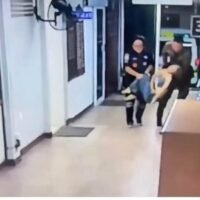 Eine 23-jährige Frau starb nach einem Motorradunfall in Bangkok auf einer Polizeiwache. Ihre Familie hinterfragte daraufhin, warum sie auf eine Polizeiwache und nicht in ein Krankenhaus gebracht worden war. Der Vorfall, der am 8. März 2026 auf einer Pressekonferenz bekannt gegeben wurde, hat Bedenken hinsichtlich der Versorgung von Unfallopfern durch Rettungskräfte und Polizei aufgeworfen. Ärzte bestätigten später schwere innere Verletzungen.