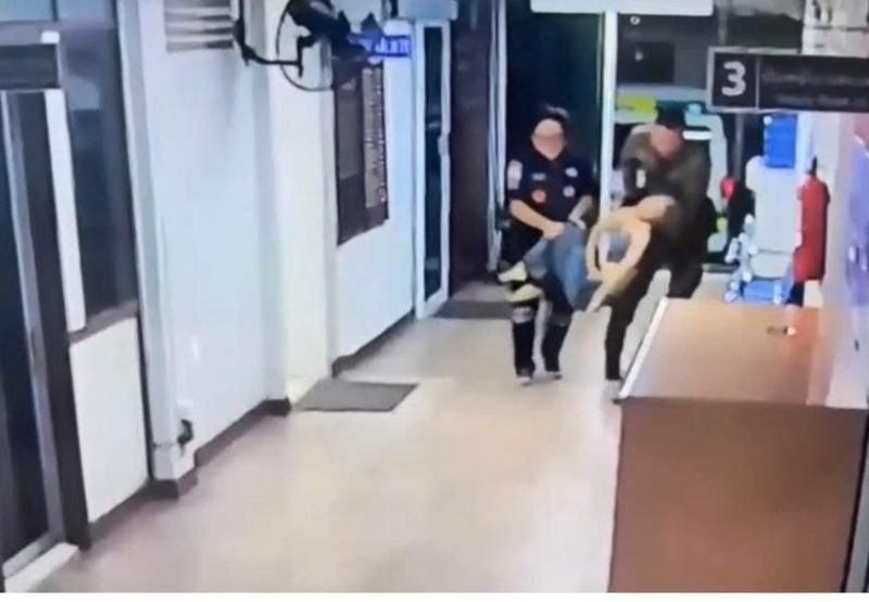 Eine 23-jährige Frau starb nach einem Motorradunfall in Bangkok auf einer Polizeiwache. Ihre Familie hinterfragte daraufhin, warum sie auf eine Polizeiwache und nicht in ein Krankenhaus gebracht worden war. Der Vorfall, der am 8. März 2026 auf einer Pressekonferenz bekannt gegeben wurde, hat Bedenken hinsichtlich der Versorgung von Unfallopfern durch Rettungskräfte und Polizei aufgeworfen. Ärzte bestätigten später schwere innere Verletzungen.