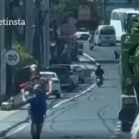 Ein Tourist in Phuket hat für Besorgnis gesorgt, nachdem er bei einem Motorrad-Wheelie im dichten Verkehr gefilmt wurde. Ein 31-sekündiges Video auf Facebook zeigt den Mann bei dem Stunt auf der Chao Fa West Road, einer stark befahrenen Straße im Bezirk Chalong. Das gefährliche Manöver erschreckte andere Verkehrsteilnehmer und warf Fragen zur Verkehrssicherheit auf.