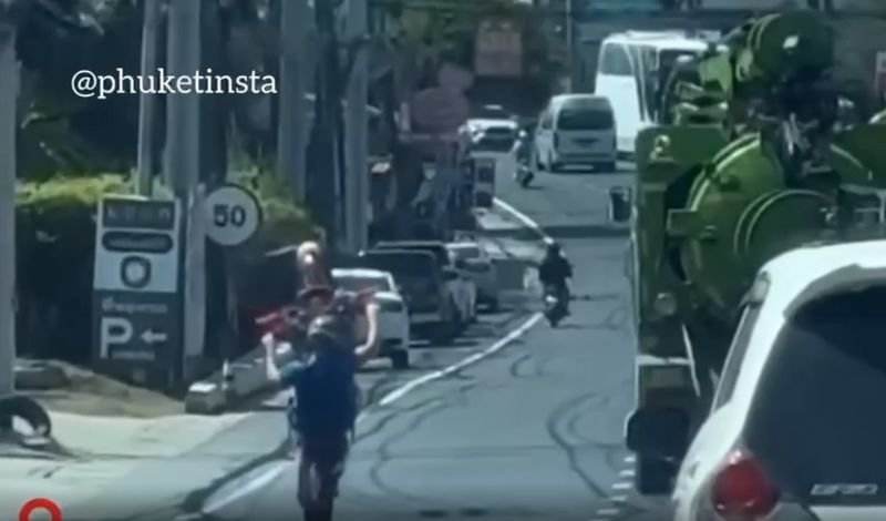 Ein Tourist in Phuket hat für Besorgnis gesorgt, nachdem er bei einem Motorrad-Wheelie im dichten Verkehr gefilmt wurde. Ein 31-sekündiges Video auf Facebook zeigt den Mann bei dem Stunt auf der Chao Fa West Road, einer stark befahrenen Straße im Bezirk Chalong. Das gefährliche Manöver erschreckte andere Verkehrsteilnehmer und warf Fragen zur Verkehrssicherheit auf.