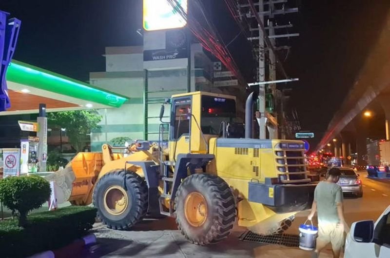 Die Frustration über die Treibstoffknappheit in Thailand wächst. „Ölmafias“ wegen Hortungsängsten im Visier.In Thailand wächst die Frustration der Bevölkerung über den eingeschränkten Zugang zu Treibstoff, trotz wiederholter Zusicherungen der Regierung, dass die nationalen Reserven weiterhin ausreichend seien.